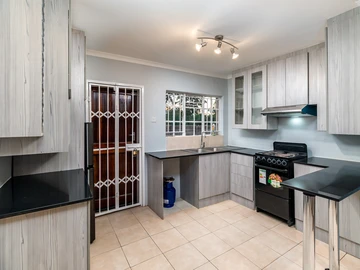 2 Bedroom Flat & Apartment