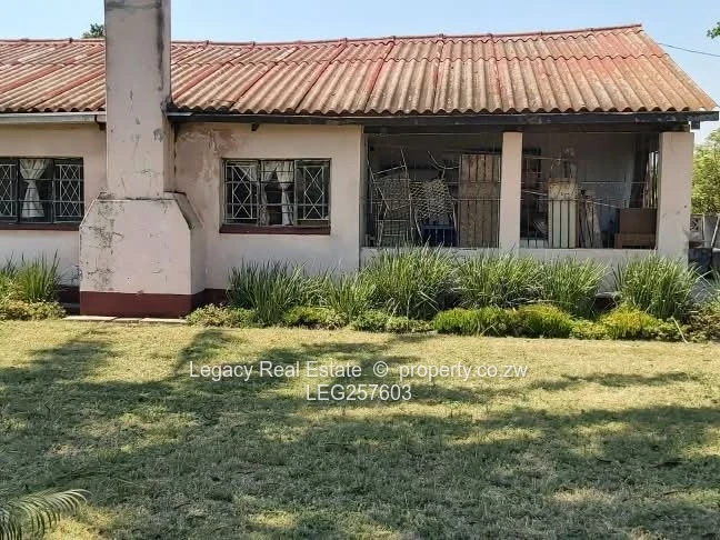 Hatfield 4-Bed Family Home on 4050m² with Flatlet