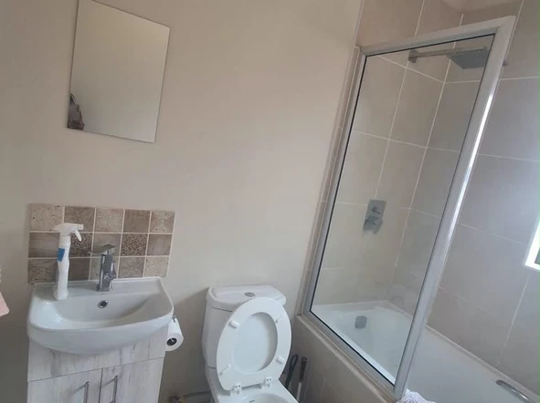 2 Bedroom Flat & Apartment