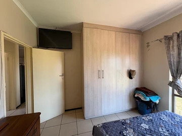 2 Bedroom Flat & Apartment