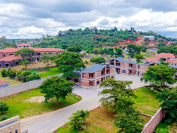 4 Bedroom Flat & Apartment