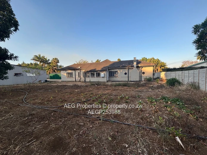 Mount Pleasant 3-Bed Home — Large Yard & Borehole