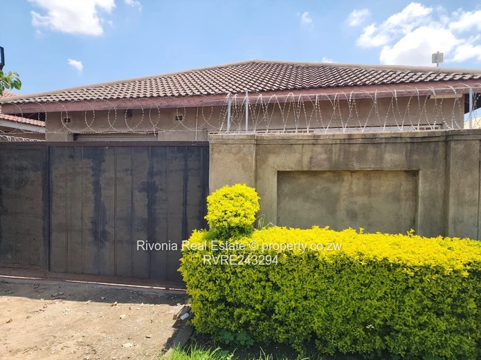 Spacious 4 Beds Glen View Home — Garage & Water Tank (Sole Mandate)