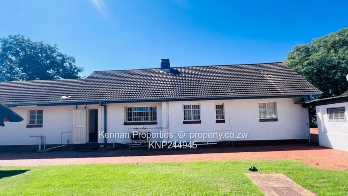 Very neat family home with prolific borehole.