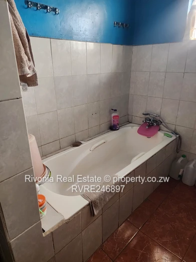 Mainway Meadows 4BR: Fitted Cupboards, 3 Baths & Borehole