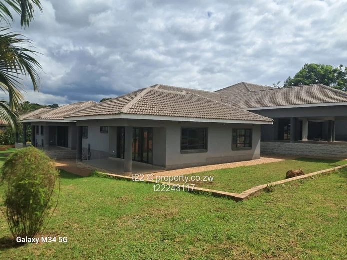 Single-Level 8-Bed Brookview Home — Large Lawn & Borehole