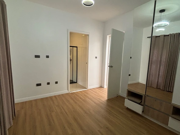 4 Bedroom Flat & Apartment