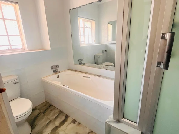 2 Bedroom Flat & Apartment