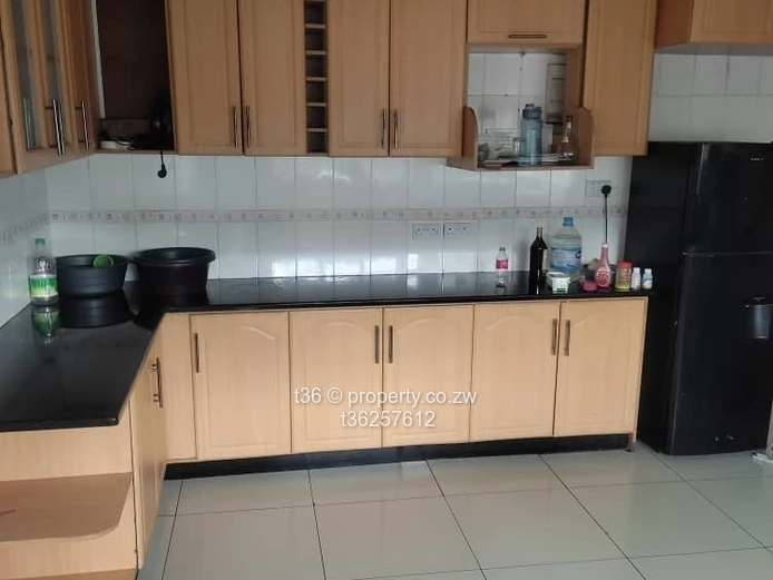 Emmaculate 3bedrooms molden kitchin