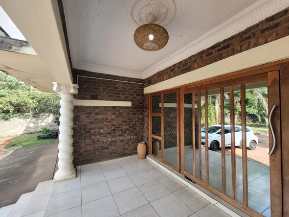 1 acre immaculate family house in Monavale 
