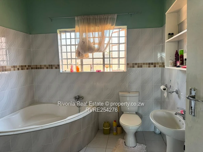 Quinnington 5-Bed Home with Large Fitted Kitchen