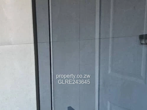 Open-Plan 2-Bed Flat Ashdown Park — Borehole & Yard