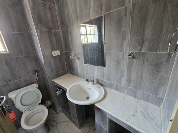 2 Bedroom Flat & Apartment