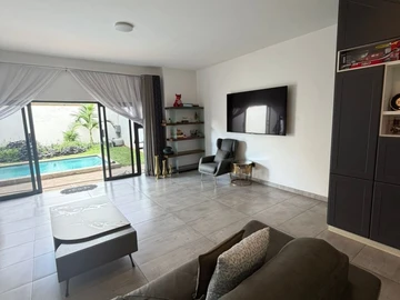 4 Bedroom Flat & Apartment