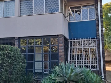 2 Bedroom Flat & Apartment