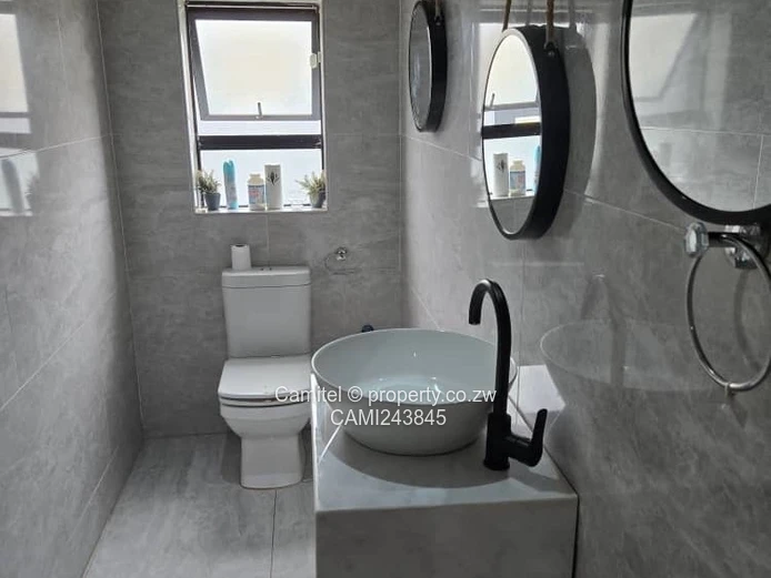 Stylish 4-Bed Ashdown Park: Island Kitchen, Borehole