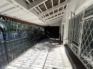 2 Bedroom Flat & Apartment