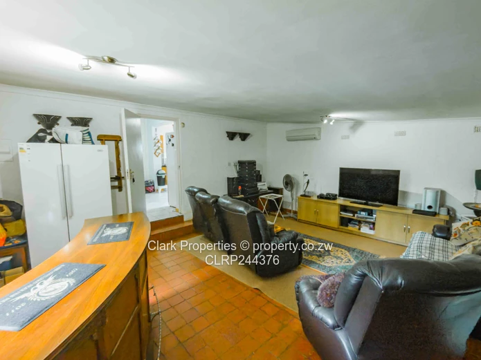 Multi-Dwelling Estate, Investor's Opportunity!