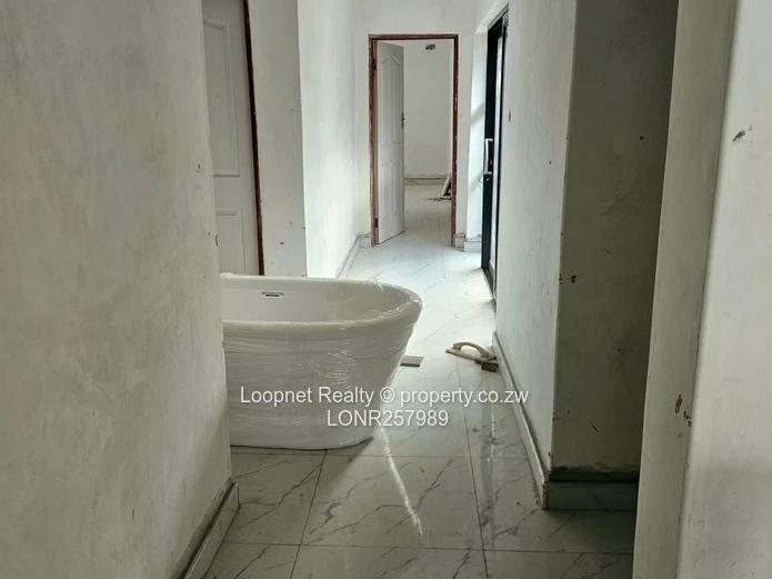 Spacious 3BR Garden Flat Greendale – Open-plan Kitchen & Borehole