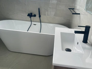 4 Bedroom Flat & Apartment