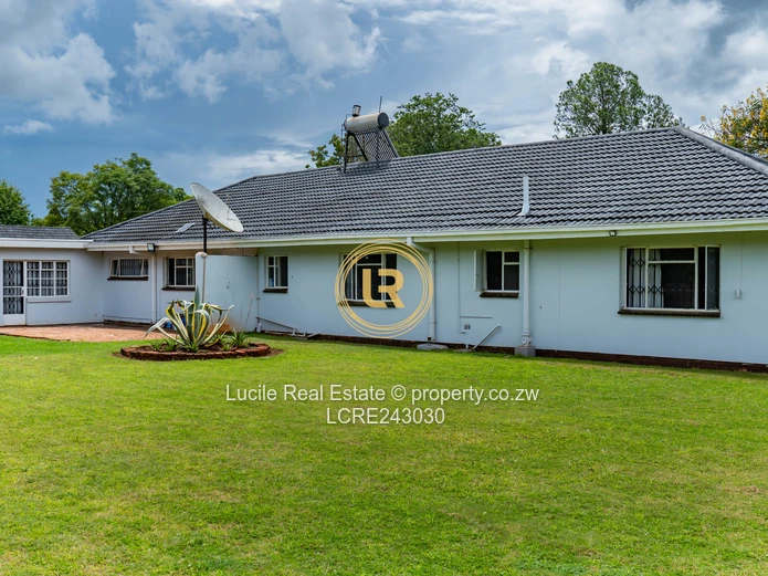 Seamless Living: A Cozy Indoor-Outdoor Retreat in Mount Pleasant