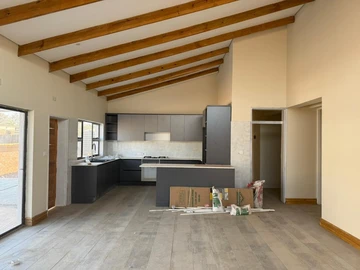 4 Bedroom Flat & Apartment