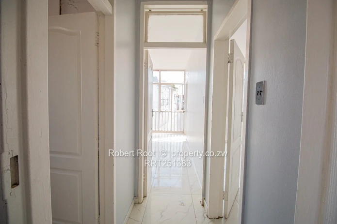 Mint Condition Flat Conveniently Located.
