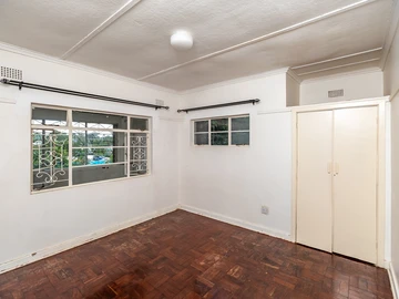 2 Bedroom Flat & Apartment