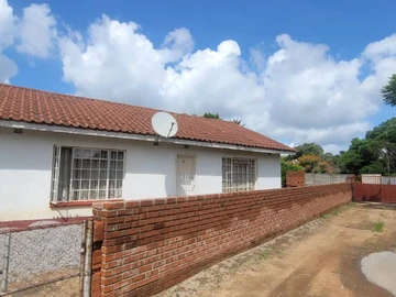 2-Bed Garden Flat in Waterfalls with Amenities