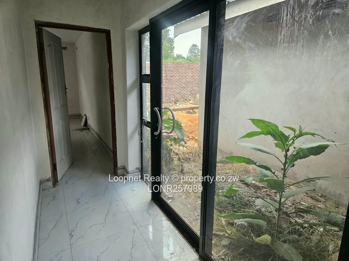 Spacious 3BR Garden Flat Greendale – Open-plan Kitchen & Borehole