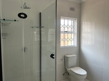 2 Bedroom Flat & Apartment