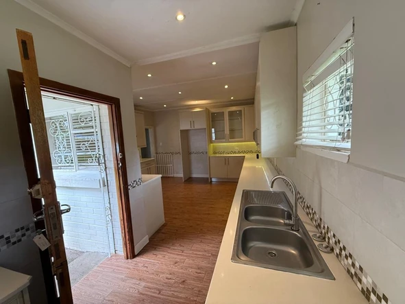 3 Bedroom Flat & Apartment