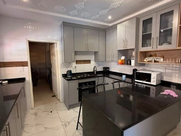 5 Bedroom House