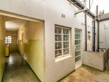 2 Bedroom Flat & Apartment