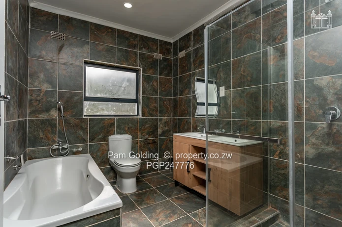 Beautiful Modern Family Home in Helensvale