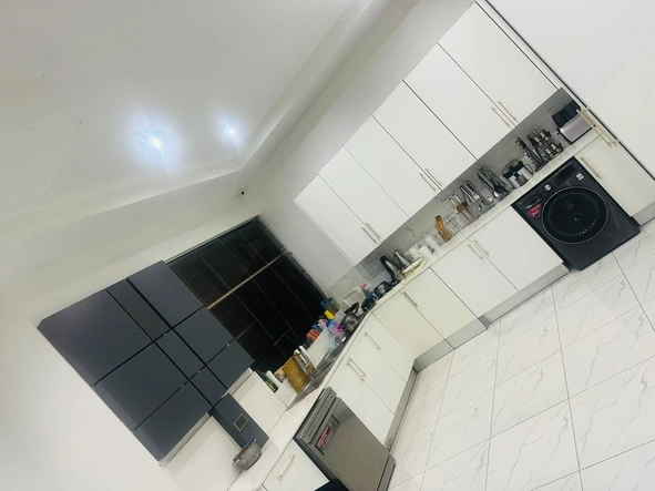 6 Bedroom House