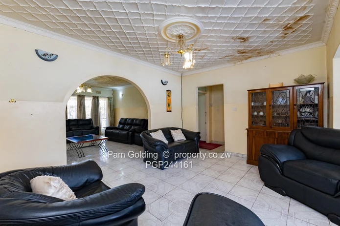 Charming Family Home In Zimre Park