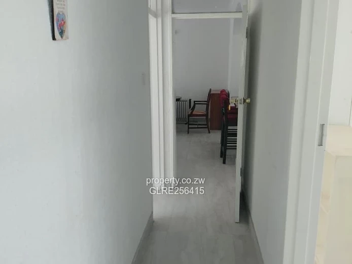 Bright 3-Bed Flat in Greendale North — Walled, Water Tank