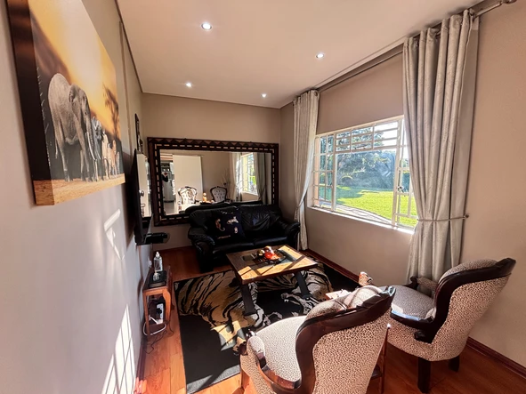 2 Bedroom Flat & Apartment