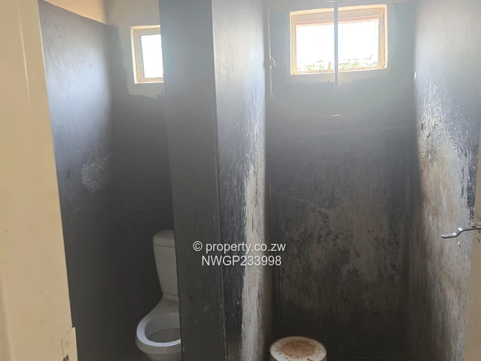 Montrose, Bulawayo South — 3-Bed House on 1600m² with Pool & Borehole