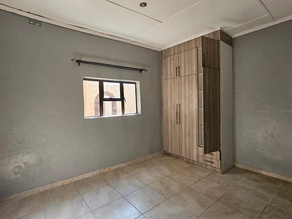 2 Bedroom Flat & Apartment