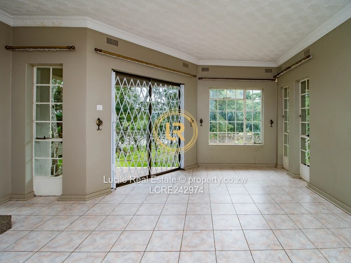 Spacious Modern Home Iin Prestigious Mt Breezes