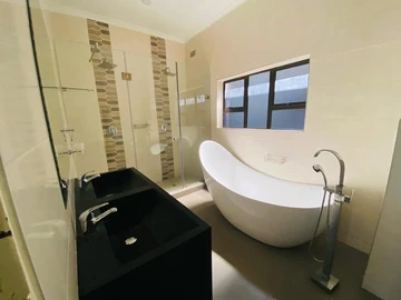 3 Bedroom Flat & Apartment