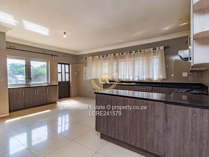 Modern 3 - bedroom House with En-Suite Bathrooms