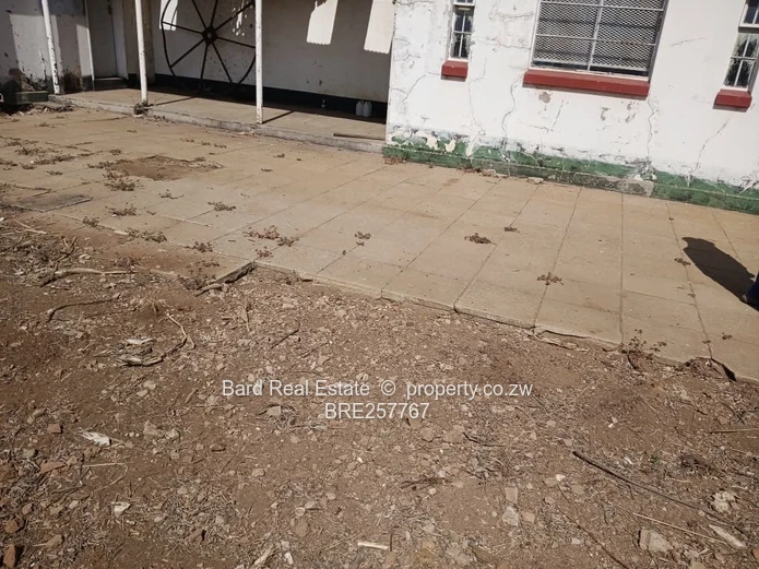 Main-Road Retail Site with Existing Building — 4,000 m²