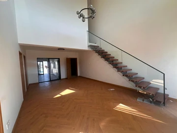 4 Bedroom Flat & Apartment