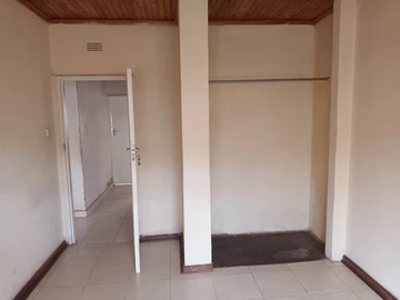 2 Bedroom Flat & Apartment