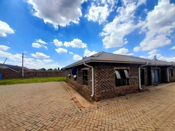 2 Bedroom Flat & Apartment