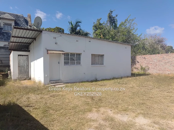 4000sqm of prime land right by the shops