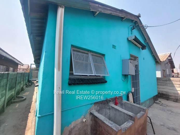 Chitungwiza Unit A Extention 5 Bed on Sale